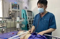 Bệnh nhi viêm màng não được chăm sóc tích cực tại Bệnh viện Sản Nhi Quảng Ninh. 