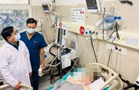 Phó Giáo sư, Tiến sĩ Lương Ngọc Khuê chỉ đạo công tác cấp cứu tại Bệnh viện Bạch Mai.