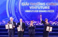 Thủ tướng Chính phủ Phạm Minh Chính trao giải chính cho chủ nhân giải VinFuture mùa thứ nhất.