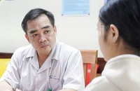 Tiến sĩ, bác sĩ Ngô Anh Vinh, Phó Trưởng khoa Sức khoẻ vị thành niên tư vấn cho bệnh nhi.