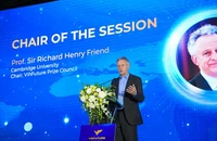 Giáo sư Richard Henry Friend, Chủ tịch Hội đồng Giải thưởng VinFuture phát biểu mở đầu phiên tọa đàm.