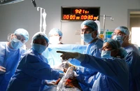 Kíp phẫu thuật can thiệp cho bào thai.