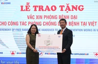 Tiến sĩ Nguyễn Thị Thanh Hương, Trưởng văn phòng Chương trình phòng, chống bệnh dại Quốc gia tiếp nhận 10.000 liều vaccine phòng bệnh dại.