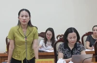 Lãnh đạo Bệnh viện Trung ương Thái Nguyên báo cáo tình hình điều trị và sức khỏe của các học sinh.