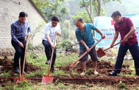 Các đồng chí lãnh đạo tỉnh Hà Giang, huyện Quản Bạ thực hiện nghi thức khởi công xây dựng nhà cho gia đình anh Hạng Mí Sử.