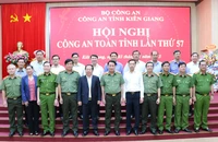 Ủy viên Trung ương Đảng, Thứ trưởng Công an, Trung tướng Lê Quốc Hùng chụp ảnh lưu niệm cùng lãnh đạo tỉnh Kiên Giang tại hội nghị.