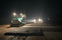 Nhà thầu Công ty cổ phần Lizen tranh thủ thời tiết thuận lợi thi công ban đêm để rút ngắn tiến độ hoàn thành cao tốc quốc lộ 45-Nghi Sơn.