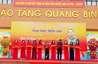 Các đại biểu cắt băng khai mạc Triển lãm “Theo dấu chân Đại tướng Võ Nguyên Giáp”.