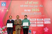 Ban tổ chức trao hai giải A Gian trưng bày đẹp tại Hội báo cho Báo Nhân Dân và Đài Phát thanh-Truyền hình Hà Nội.