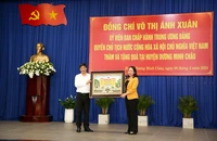 Quyền Chủ tịch nước Võ Thị Ánh Xuân trao quà lưu niệm cho lãnh đạo tỉnh Tây Ninh. (Ảnh: Giang Phương)