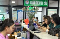 Người bệnh thao tác thanh toán không sử dụng tiền mặt tại Bệnh viện đa khoa Nông nghiệp.