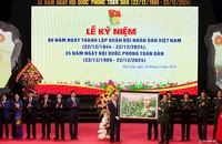 Lãnh đạo thành phố Hạ Long chúc mừng lực lượng vũ trang thành phố nhân kỷ niệm 80 năm Ngày thành lập Quân đội nhân dân Việt Nam và 35 năm Ngày hội Quốc phòng toàn dân. 