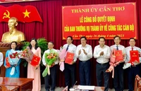 Lãnh đạo Thành ủy Cần Thơ trao các quyết định cho các bộ.