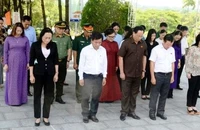 Phó Chủ tịch Quốc hội, Thượng tướng Trần Quang Phương và các đại biểu dâng hương, dâng hoa tại Nghĩa trang liệt sĩ TP Huế. 