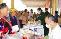 Cán bộ quân y Bộ đội Biên phòng tỉnh Điện Biên cấp thuốc miễn phí cho nhân dân xã Vàng Đán, huyện Nậm Pồ, tỉnh Điện Biên.