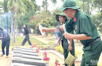 Sau lễ cầu siêu các cựu chiến binh đã cùng tỏa đi thắp hương trên các phần mộ, tưởng niệm đồng đội nằm lại tại Nghĩa trang Liệt sĩ Đức Cơ. (Ảnh: ĐỨC THỤY)