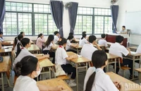Các thí sinh đến làm thủ tục, nghe phổ biến quy chế thi tại điểm thi trường THPT Phan Châu Trinh (TP Đà Nẵng) sáng ngày 1/6. (Ảnh ANH ĐÀO)