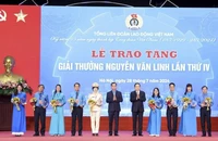 Chủ tịch Quốc hội Trần Thanh Mẫn và Chủ tịch Tổng Liên đoàn Lao động Việt Nam Nguyễn Đình Khang trao tặng Giải thưởng Nguyễn Văn Linh cho 10 cán bộ công đoàn có thành tích xuất sắc nhân kỷ niệm 95 năm Ngày thành lập Công đoàn Việt Nam.