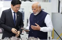 Thủ tướng Ấn Độ Narendra Modi (bên phải) và người đồng cấp Singapore Lawrence Wong thăm Công ty AEM Holdings Ltd, ở Singapore, ngày 5/9/2024. (Ảnh: PTI)