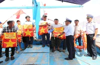 Lãnh đạo Lữ đoàn 955 (Bộ Tư lệnh Vùng 4 Hải quân) tặng cờ Tổ quốc và phao cứu sinh cho bà con ngư dân phường Đông Hải, thành phố Phan Rang-Tháp Chàm, tỉnh Ninh Thuận.