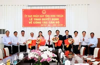 Lãnh đạo ủy ban nhân tỉnh cùng lãnh đạo Đài Phát thanh và Truyền hình tỉnh; Sở Y tế tặng hoa chúc mừng 4 cán bộ vừa được bổ nhiệm giữ các chức vụ chủ chốt của đơn vị, ngành mình.