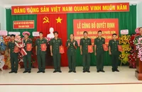 Lãnh đạo Bộ Chỉ huy Bộ đội Biên phòng tỉnh Ninh Thuận trao Quyết định về công tác cán bộ cho các đồng chí được điều động, bổ nhiệm, giao nhiệm vụ tại Đồn Biên phòng cửa khẩu cảng Cà Ná. (Ảnh: NGUYỄN TRUNG)