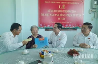 Phó Chủ tịch Thường trực Quốc hội Trần Thanh Mẫn đến thăm Mẹ Việt Nam Anh hùng Phạm Thị Uyển.
