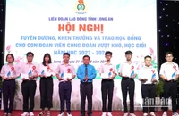 Lãnh đạo Liên đoàn Lao động tỉnh Long An trao thưởng cho học sinh đạt giải cấp quốc gia.