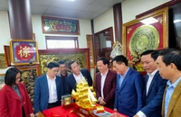 Các đại biểu thăm quan điểm bán hàng Việt thứ 6 tại tỉnh Thái Bình được mở tại làng nghề chạm bạc Đồng Xâm (xã Hồng Thái, huyện Kiến Xương).