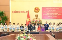 Chủ tịch Quốc hội Vương Đình Huệ trao quà lưu niệm cho các đại biểu tại buổi gặp mặt. (Ảnh: DUY LINH)