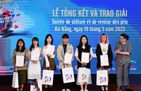 Trao giải cho các em đoạt giải tại Cuộc thi Tìm hiểu về quan hệ ngoại giao và hợp tác giữa Việt Nam-Pháp.