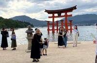 Nhiều khách du lịch nước ngoài đến thăm đền Itsukushima trên đảo Miyajima, thành phố Hatsukaichi, tỉnh Hiroshima. (Ảnh: Nikei Asia)