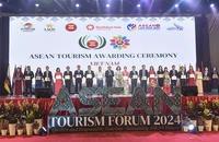 Bộ trưởng Nguyễn Văn Hùng trao Giải thưởng Du lịch ASEAN 2024 cho các địa phương, đơn vị của Việt Nam. (Ảnh: Cục Du lịch Quốc gia Việt Nam)