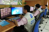 Nhân viên Trung tâm điều hành đường cao tốc Hà Nội-Hải Phòng giám sát giao thông trên tuyến.