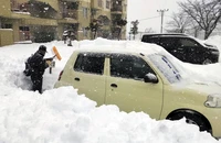 Người dân dọn tuyết tại thành phố Kitami (Hokkaido, Nhật Bản). (Ảnh KYODO) 