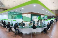 Giao dịch khách hàng tại chi nhánh Ngân hàng Vietcombank.
