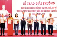 Lãnh đạo Tỉnh ủy Phú Thọ trao giải A cho các tác giả, nhóm tác giả và đơn vị đạt giải hoạt động quảng bá.