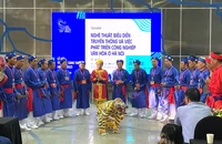 Trình diễn nghệ thuật hát múa Ải Lao tại tọa đàm về nghệ thuật truyền thống.