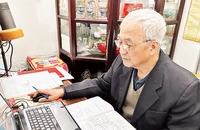 Ông Nguyễn Duy Kiểm tìm hiểu thông tin tuyển sinh năm học 2024-2025.