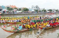 Các đội đua ghe Ngo thuộc hai tỉnh Trà Vinh, Vĩnh Long tập trung về sông Long Bình (thành phố Trà Vinh) chuẩn bị tranh tài.