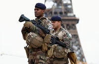 Lực lượng an ninh Pháp tuần tra ở thủ đô Paris. (Ảnh REUTERS)