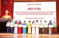 Đại diện lãnh đạo Quận ủy Tây Hồ khen thưởng các tập thể, cá nhân có thành tích xuất sắc trong thực hiện Đề án số 11-ĐA/TU.