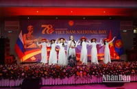 Tiết mục văn nghệ chào mừng Quốc khánh Việt Nam tại Nga. (Ảnh: XUÂN HƯNG)