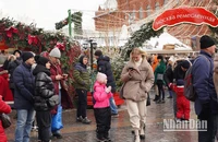 Người dân Moskva vui vẻ chuẩn bị đón Giáng sinh. (Ảnh: XUÂN HƯNG)