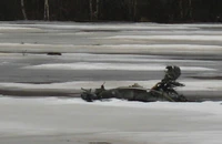 Mảnh vỡ trực thăng được phát hiện tại Hồ Onega. (Ảnh: RIA Novosti)