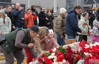 [Ảnh] Người dân Nga và bạn bè quốc tế tưởng niệm các nạn nhân vụ khủng bố ở Moskva