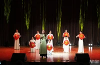 Sinh viên người Kazakhstan thể hiện ca khúc bằng tiếng Việt Nam.