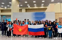Đoàn học sinh Việt Nam đến sân bay quốc tế Domodedovo, bắt đầu hành trình khám phá nước Nga.