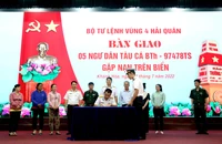 Đại diện Bộ Tư lệnh Vùng 4 Hải quân ký biên bản bàn giao 5 ngư dân trên tàu cá bị nạn cho đại diện Bộ Chỉ huy Bộ đội Biên phòng tỉnh Bình Thuận và Ủy ban nhân dân thành phố Phan Thiết.