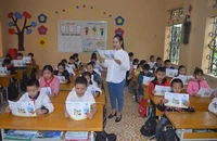 Cán bộ Bảo hiểm xã hội tỉnh Tuyên Quang tuyên truyền về lợi ích của bảo hiểm y tế tại Trường tiểu học Vĩnh Lợi, huyện Sơn Dương.